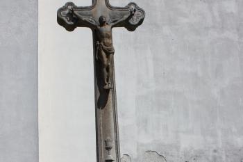 kříž před vchodem (© Luděk Vláčil  07/2021)
