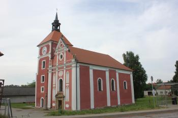 Pohled na chrám Povýšení sv. Kříže od severozápadu (© Luděk Vláčil  07/2021)