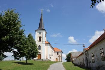 kostel a fara (© Luděk Vláčil  07/2021)