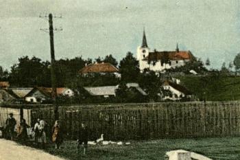 Sakrální areál kolem r. 1919 (© zdroj:  https://www.dlouhabrtnice.cz/galerie/historicke-fotografie-3615204-8)