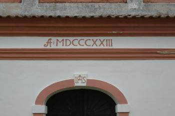 štukový letopočet nad vstupním portálem (© Marcela Váňová  07/2021)