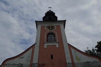 horní část hlavního vstupního průčelí od západu (© Marcela Váňová  07/2021)