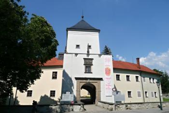 vstupní partie předzámčí s branskou věří ( © Jan P. Štěpánek 05/2011)
