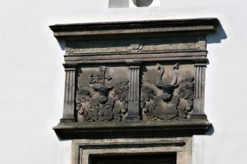 erbovní deska na branské věži ( © Jan P. Štěpánek 05/2011)