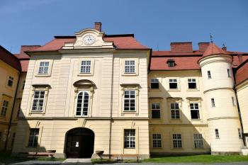 nádvoří vnitřního zámku ( © Jan P. Štěpánek 05/2011)