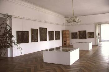 Ve výstavních sálech zámku se koná každý měsíc jiná výstava (© Eva Nedělníková, 04/2016)