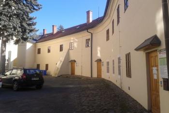 Líc prvního křídla zevnitř prvního nádvoří ( © Ivo Rozehnal 10/2019)