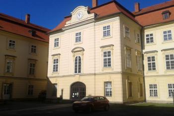Třetí křídlo zámku a druhé nádvoří ( © Ivo Rozehnal 10/2019)