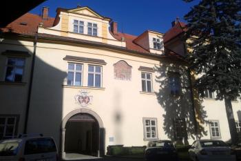 Druhé křídlo zámku a první nádvoří ( © Ivo Rozehnal 10/2019)