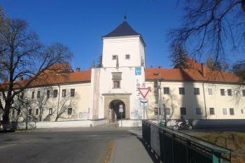 Pohled od náměstí ( © Ivo Rozehnal 10/2019)