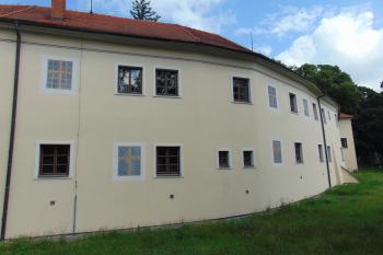 Hradební zeď předzámčí na jv. (© Dušan Dohňanský  07/2021)