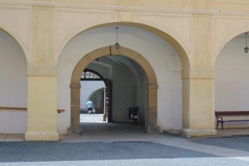 Průjezd již. křídlem od zámeckého nádvoří (© Dušan Dohňanský  07/2021)