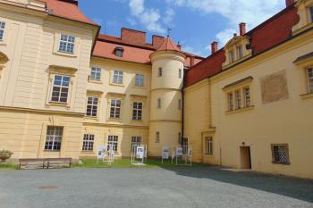Napojení východního renes. křídla /vpravo/ se sev. barokním křídlem /vlevo/, v nároží schodišťová věž (© Dušan Dohňanský  07/2021)