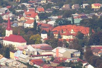 Pohled z rozhledny na Hostýně na centrum Bystřice pod Hostýnem s kostelem a zámkem ( © Jan P. Štěpánek 10/2007)