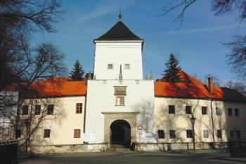 bystřice pod hostýnem - čelní pohled na vstupní objekt (© zdeněk komínek, 1/2005)