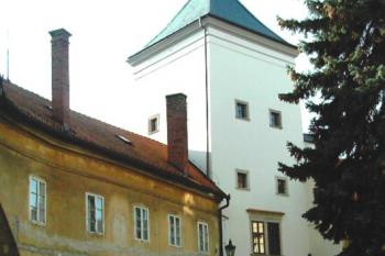 bystřice pod hostýnem - vstupní objekt, pohled od zámku (© zdeněk komínek, 1/2005)