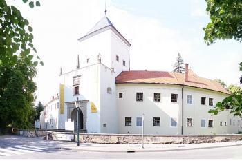 Bystřice pod Hostýnem - panoramatický snímek tvrze skryté v podobě dnešního zámku (© Karel Světlík, 06/2010)