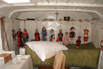uvnitř maringotky Vojtěcha Kopeckého (© Stanislav Brebera 09/2005)