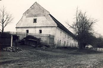 Renesanční sýpka, 30. léta 20. století.  (zdroj: http://www.muzeumhp.cz/inpage/dejiny-panskeho-dvora/)