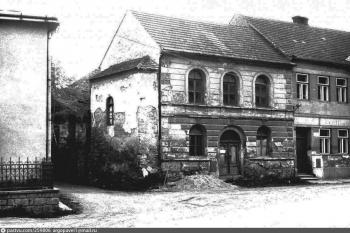 západní (vstupní) průčelí synagogy a jeden z domů (© zdroj- https://pastvu.com/p/259806)