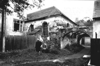 synagoga od jihovýchodu a prampouchy vjezdu do židovského dvora (©zdroj- https://pastvu.com/p/259806)