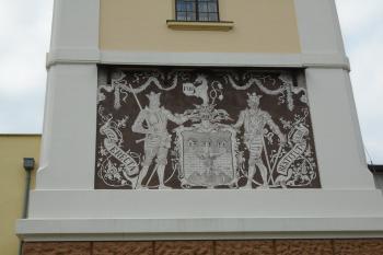 sgrafito se znakem města (© Jaroslav Špiroch  07/2021)