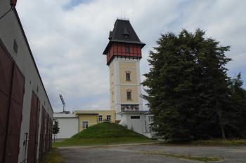 pohled ze severu z areálu vodárny, vpopředí vodojem (© Jaroslav Špiroch  07/2021)