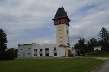 pohled z areálu vodárny od jihu, vpravé části je vodojem (© Jaroslav Špiroch  07/2021)