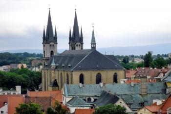 pohled z věže hradu na kostel svatého Mikuláše ( © František Kinař 05/2017)