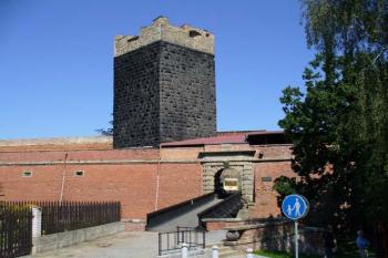 Cheb - vstup na hrad (© Pavel Jarý,  19.8.2006)