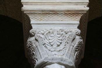 Kaple - horní patro, hlavice tordovaného sloupu v jižní části presbytáře (© Ivan Grisa, 05/2008)
