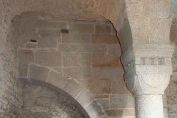 Kaple, nosný oblouk schodiště mezi oběma patry (© Ivan Grisa, 05/2008)