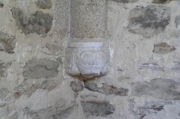 kaple, románská konzola nad schody mezi patry (© Karel Husák, 07/2006)