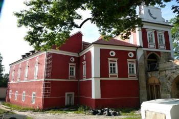 pohled na část branské věže a zachovalé křídlo zámku po celkové rekonstrukci ( © Jan P. Štěpánek 08/2011)