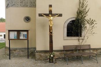 kříž pžed průčelím kostela (© Milan Caha  06/2021)
