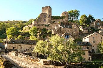 Hrad Belcastel ve střední Francii (© Pavel Vítek 09/2007)