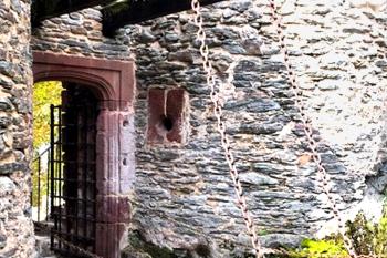 Hrad Belcastel ve střední Francii (© Pavel Vítek 09/2007)
