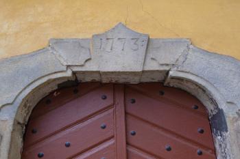 vstupní portál do presbytáře s datací 1773 na severní straně (© Marcela Váňová  07/2021)