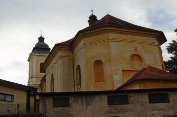 presbytář se sakristií z východu (© Marcela Váňová  07/2021)