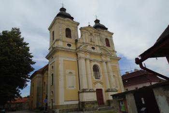 pohled na hlavní průčelí kostela ze severozápadu (© Marcela Váňová  07/2021)