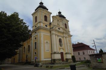 hlavní průčelí kostela ze severozápadu (© Marcela Váňová  07/2021)