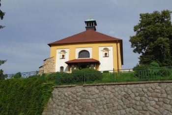 pohled na hlavní průčelí kostela ze západu (© Marcela Váňová  07/2021)