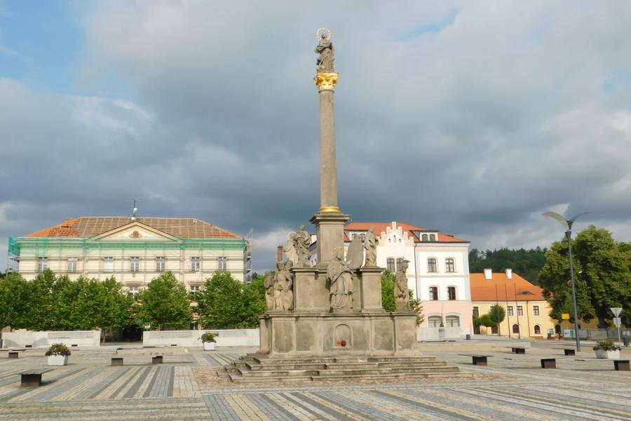 sloup se sochou Panny Marie a sochami světců