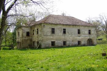 Vstupní průčelí zámku (© Lukáš Pechánek, 04/2011)