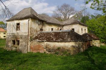Zámek, bývalá tvrz, v pohledu přes vodní příkop (© Lukáš Pechánek, 04/2011)