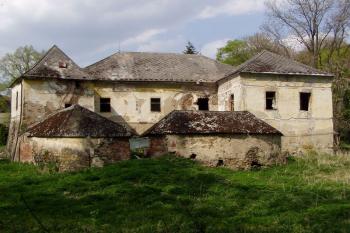 Zámek, bývalá tvrz, v pohledu přes vodní příkop (© Lukáš Pechánek, 04/2011)