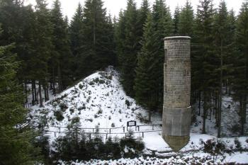 Věž přehrady s náspem ( © Jiří Čížek 12/2009)