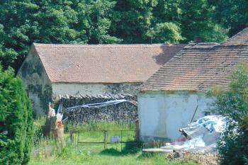 Hospodářské stavení na tvrzi z pol. 19. století (© Dušan Dohňanský  07/2021)