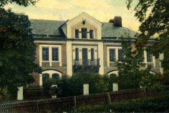 Zámek v 1. polovině 20. století (zdroj.https://pardubice.rozhlas.cz/horni-jeleni-je-mesto-mezi-lesy-8145875)