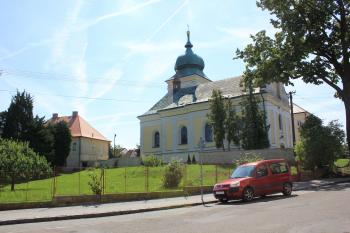 kostel a fara (© Luděk Vláčil  08/2021)